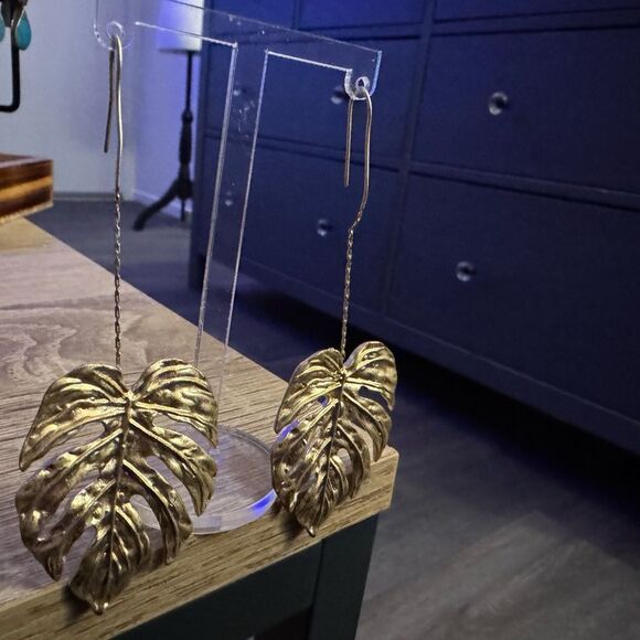 Beautiful monstera earrings gold - Picture 6 of 10